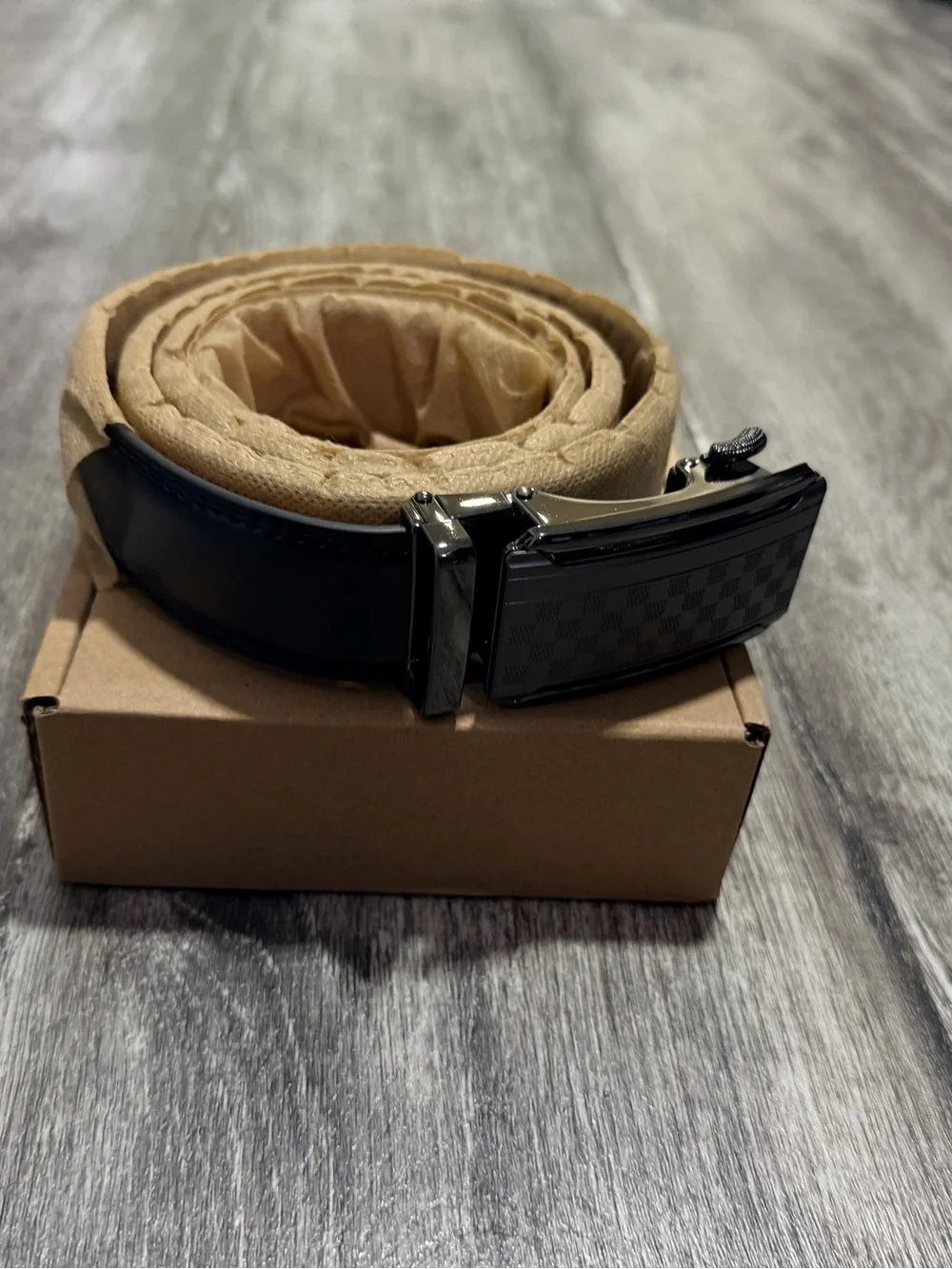 Men's Black Ratchet Belt with Glossy Textured Buckle